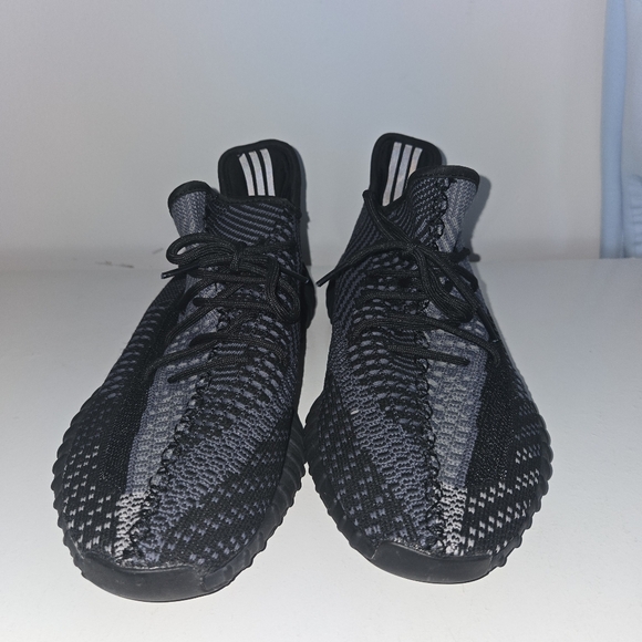 yeezy 350 v2 oreo - Picture 2 of 4